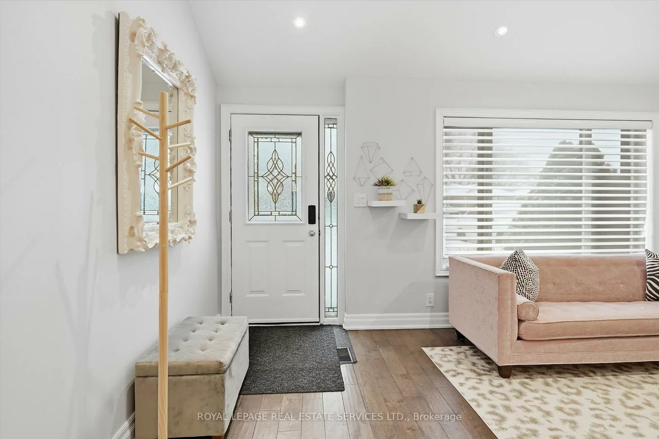 16, Wareside, Etobicoke West Mall, Toronto