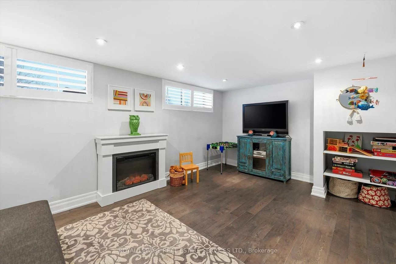 16, Wareside, Etobicoke West Mall, Toronto