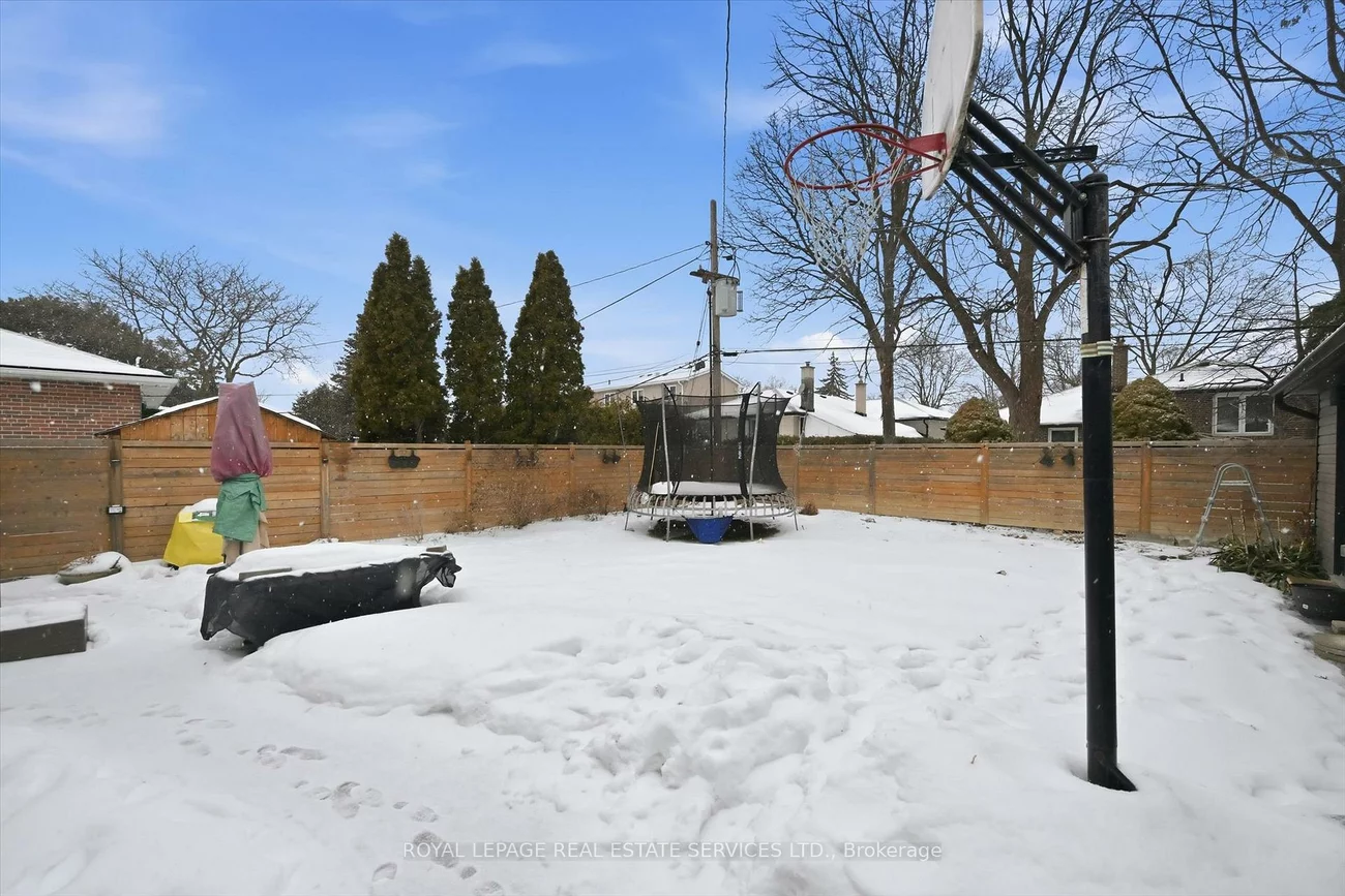 16, Wareside, Etobicoke West Mall, Toronto