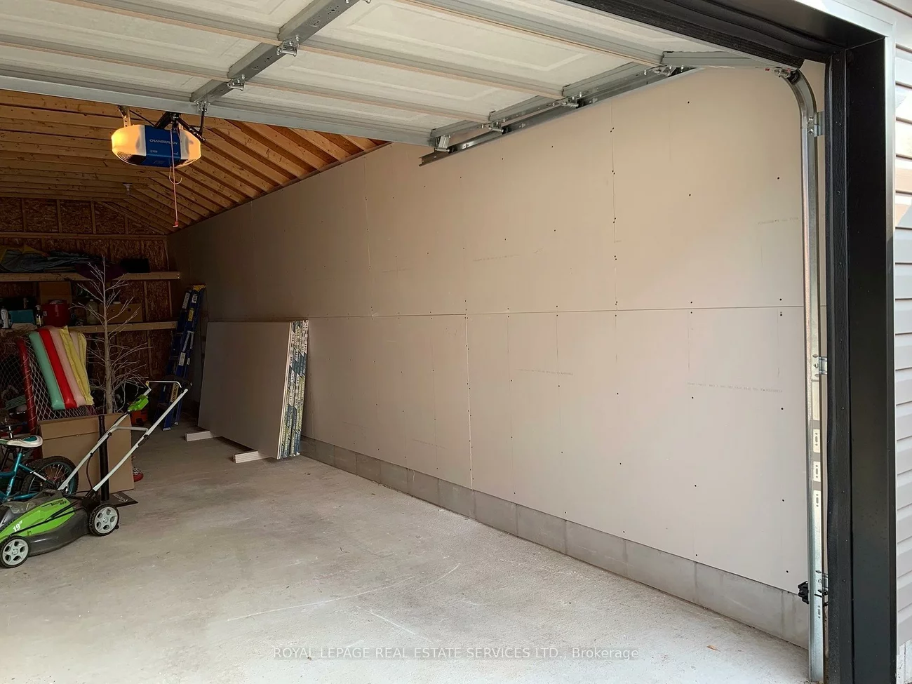 16, Wareside, Etobicoke West Mall, Toronto