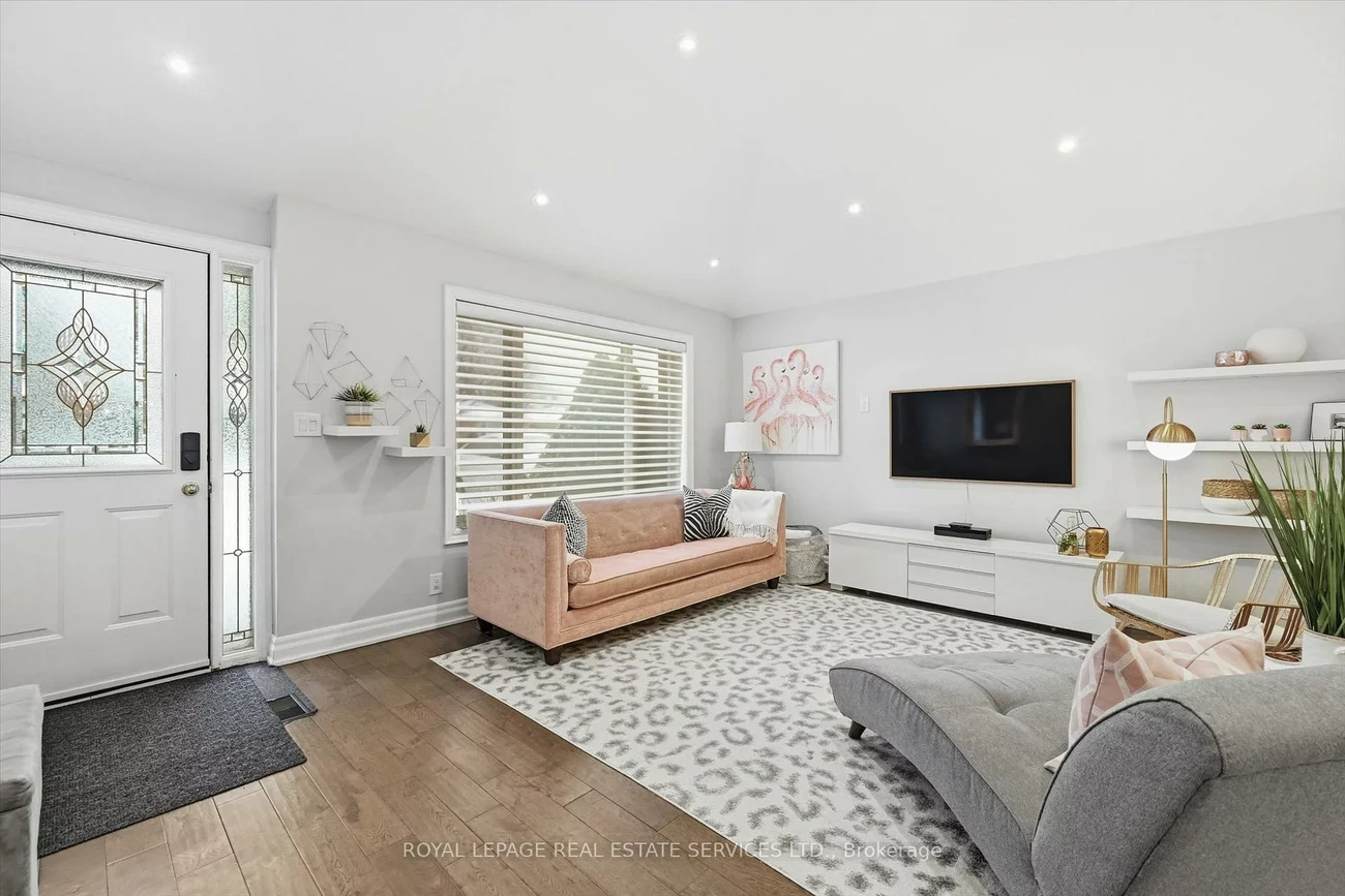 16, Wareside, Etobicoke West Mall, Toronto