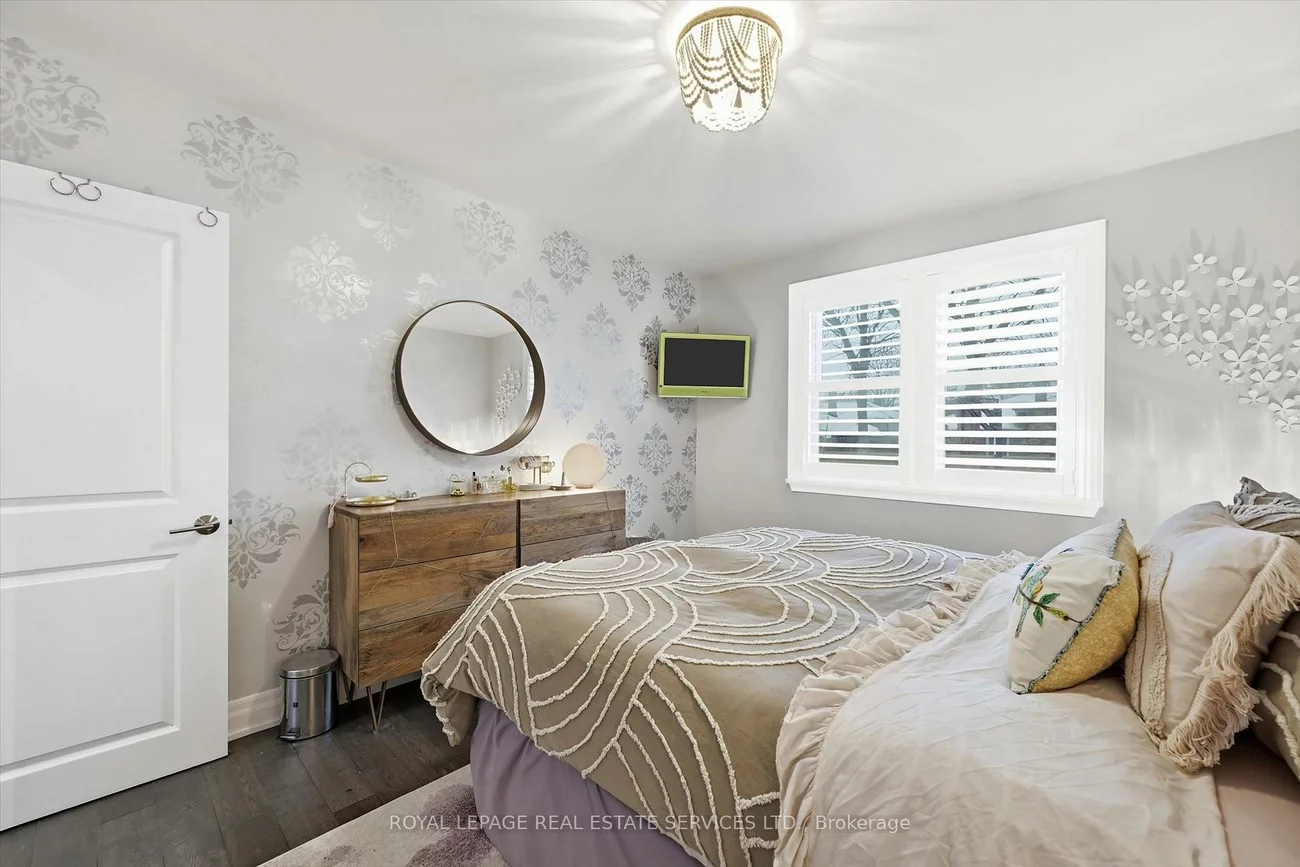 16, Wareside, Etobicoke West Mall, Toronto