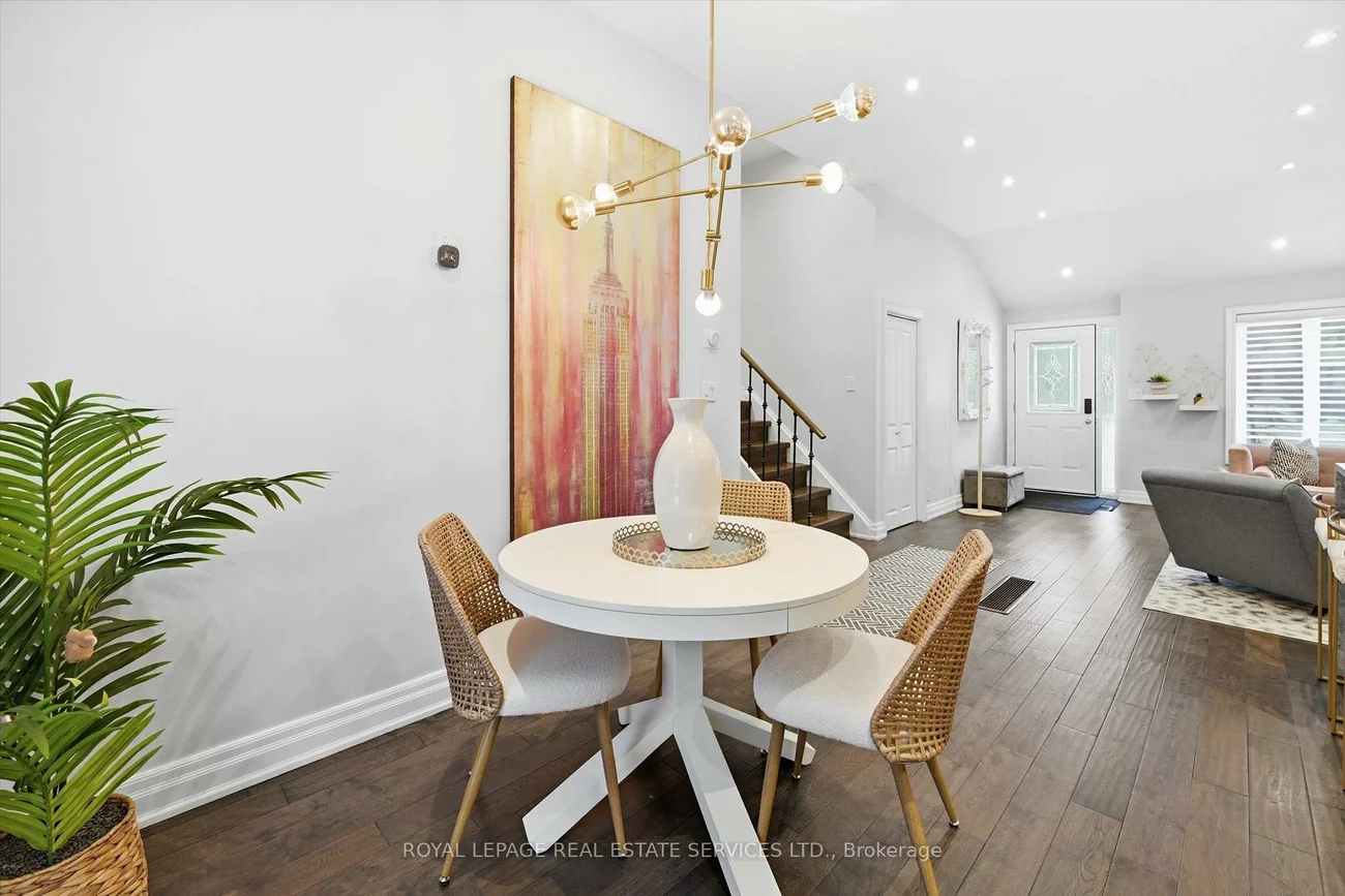 16, Wareside, Etobicoke West Mall, Toronto