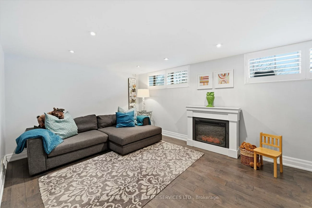 16, Wareside, Etobicoke West Mall, Toronto