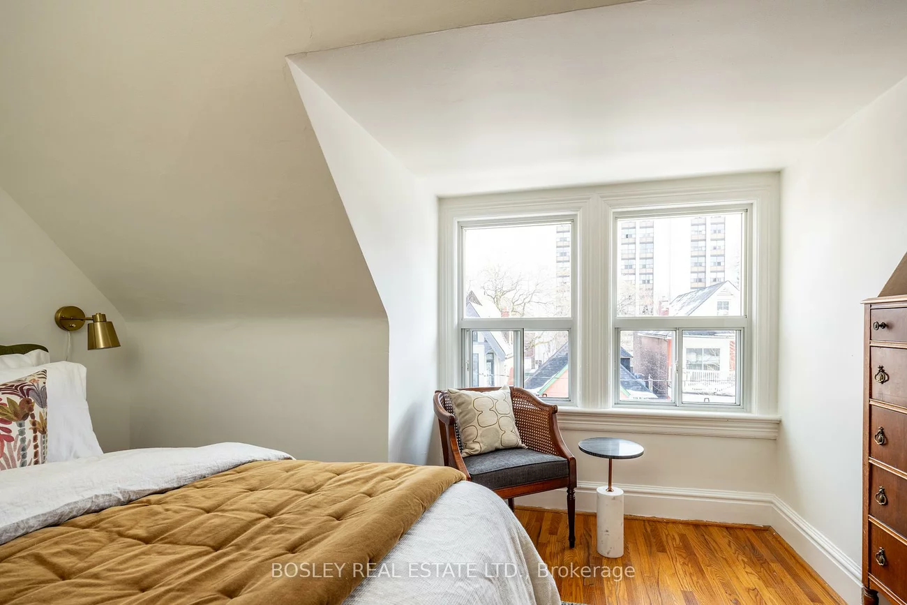 54, Lansdowne, Roncesvalles, Toronto