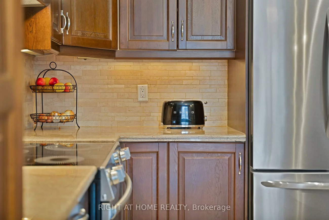 215, Queenslea, Humberlea-Pelmo Park W4, Toronto