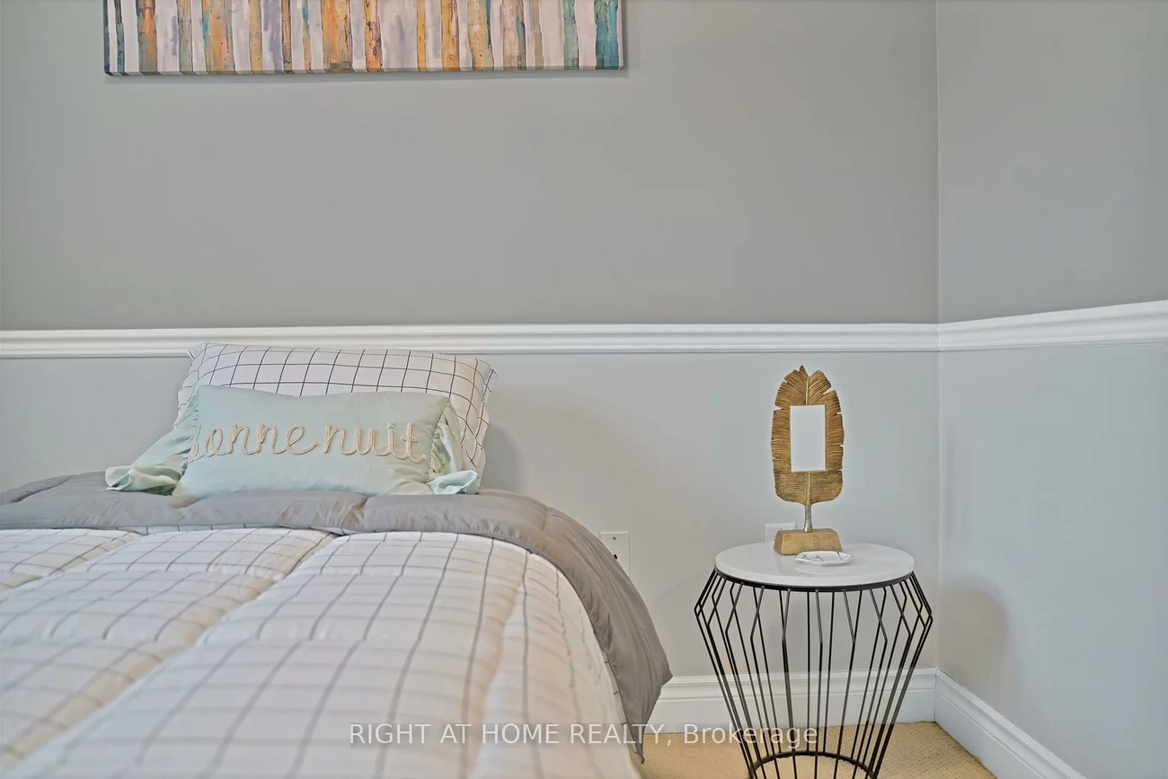 215, Queenslea, Humberlea-Pelmo Park W4, Toronto