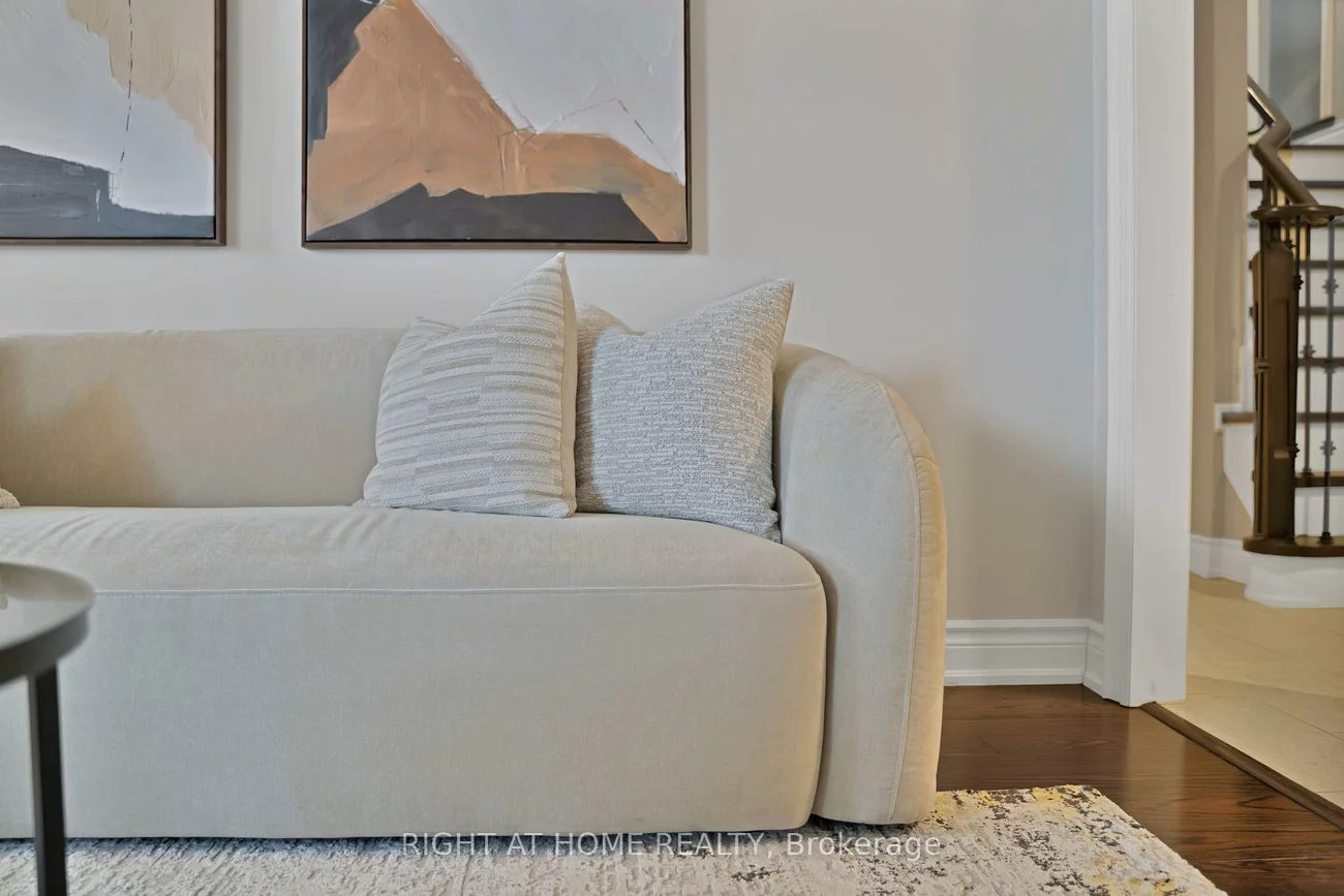 215, Queenslea, Humberlea-Pelmo Park W4, Toronto