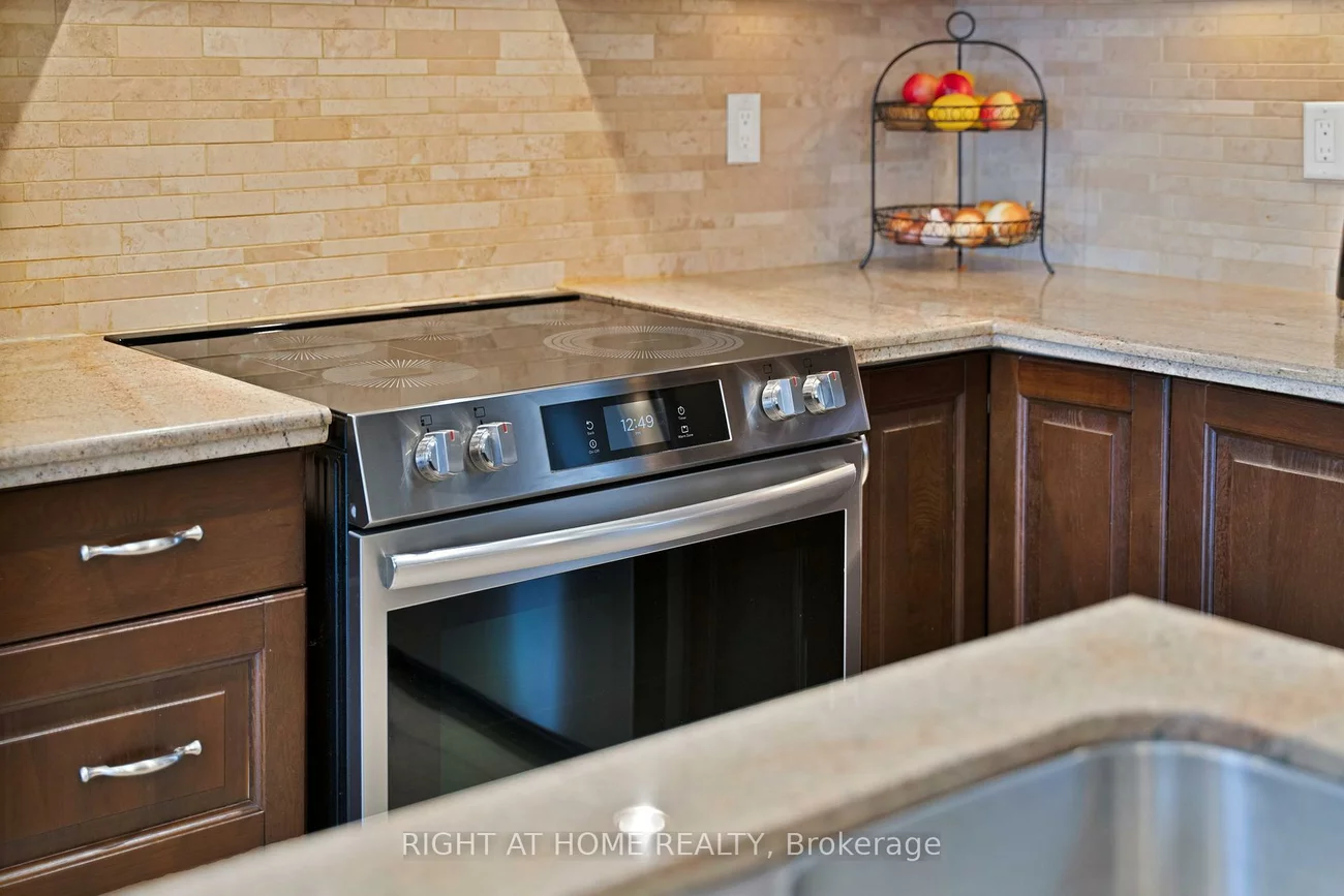 215, Queenslea, Humberlea-Pelmo Park W4, Toronto