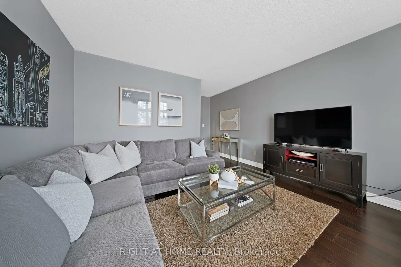 215, Queenslea, Humberlea-Pelmo Park W4, Toronto