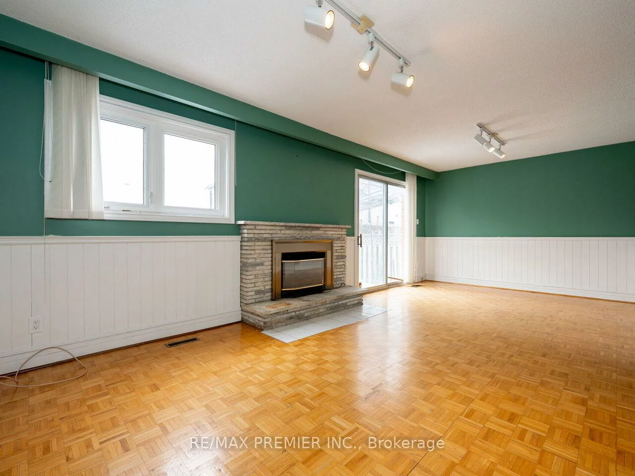 17, Cabana, Humber Summit, Toronto