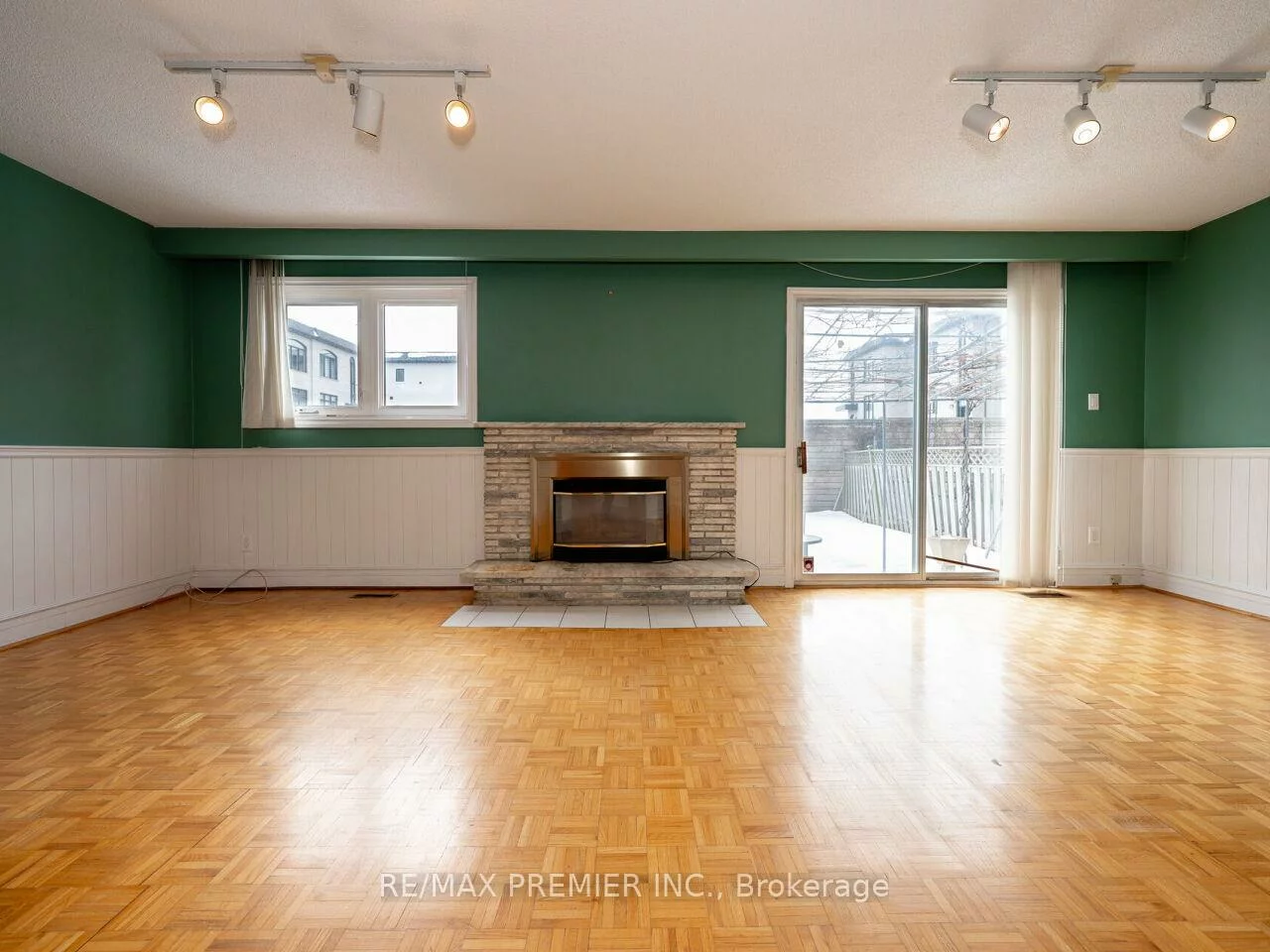 17, Cabana, Humber Summit, Toronto