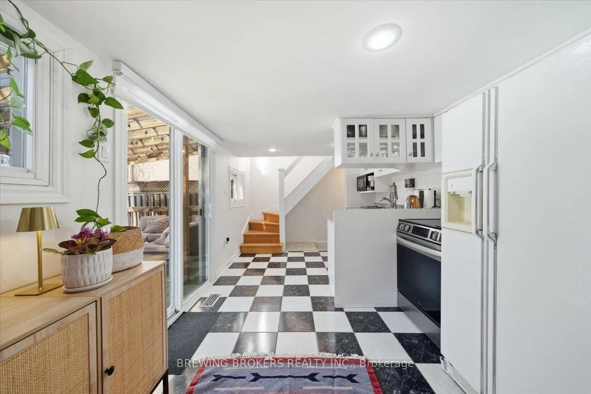 72, Thirteenth, New Toronto, Toronto