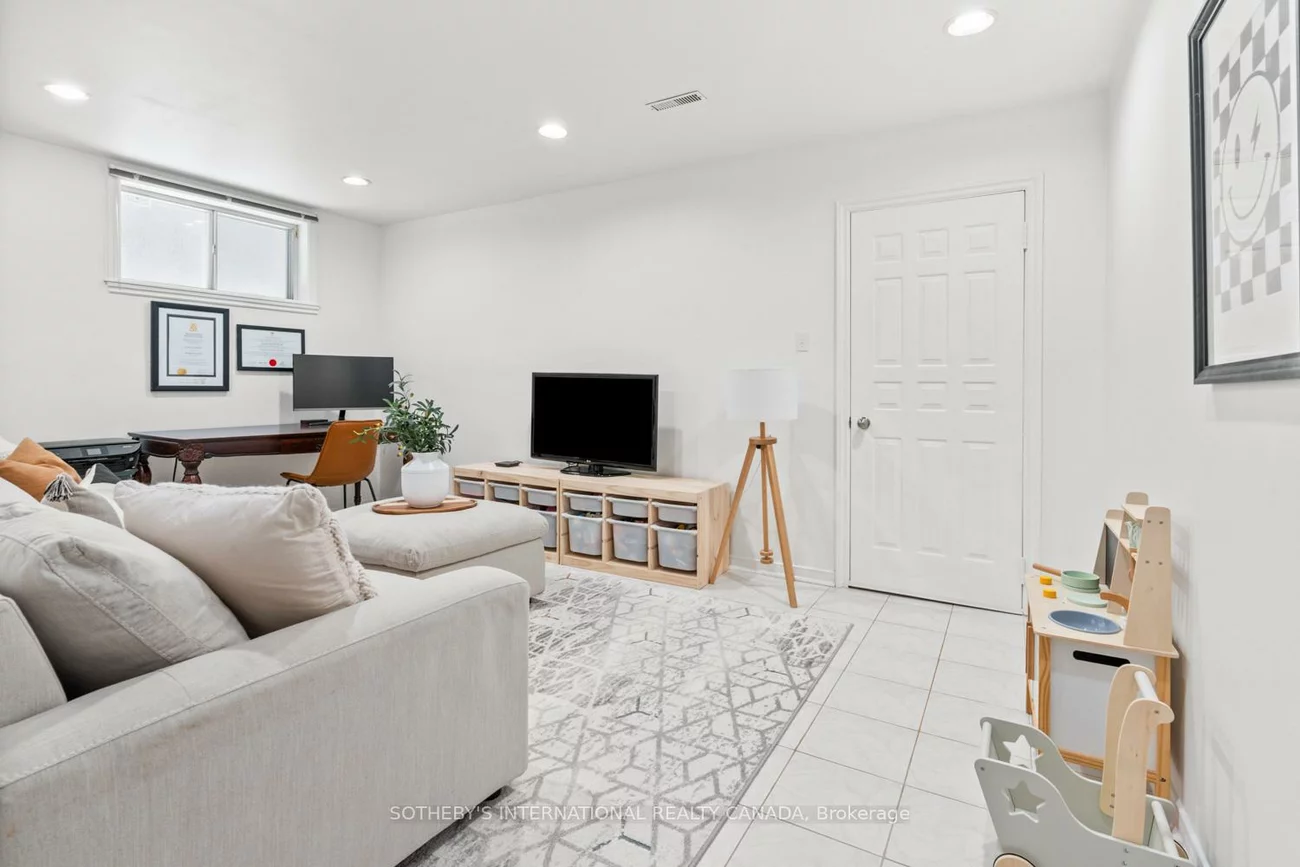 15A, Schell, Briar Hill-Belgravia, Toronto