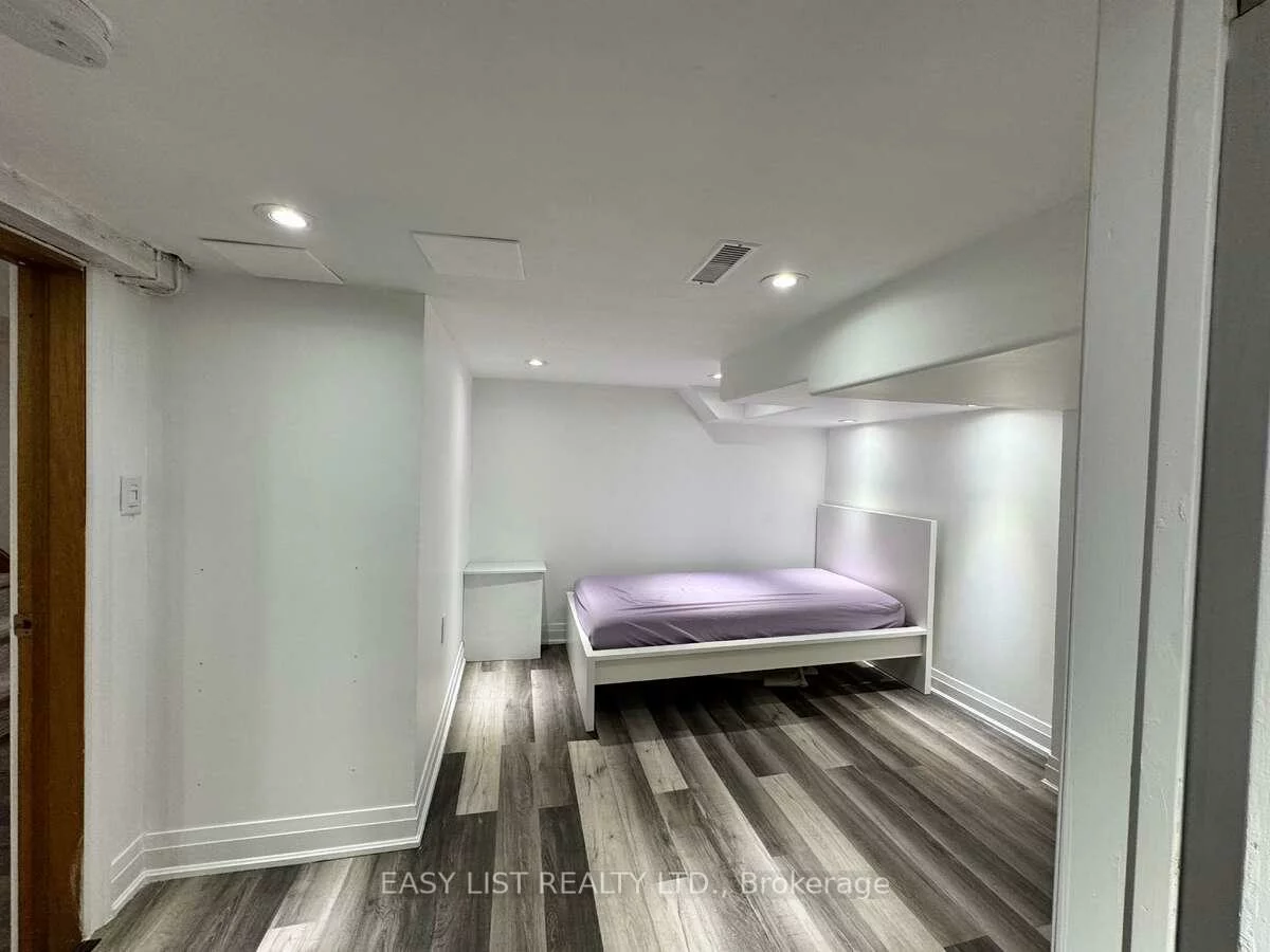 28, Inverleigh, Stonegate-Queensway, Toronto