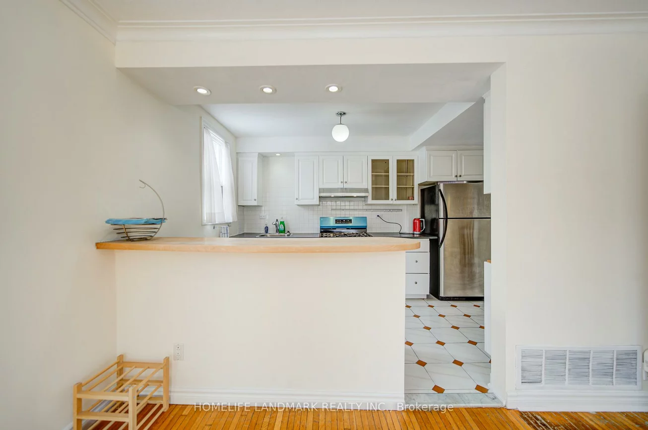 880, Shaw, Dovercourt-Wallace Emerson-Junction, Toronto