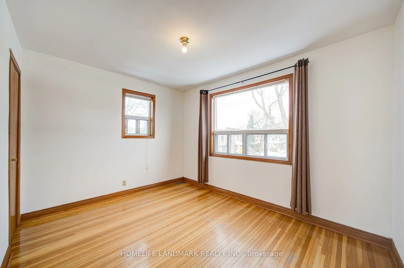 880, Shaw, Dovercourt-Wallace Emerson-Junction, Toronto