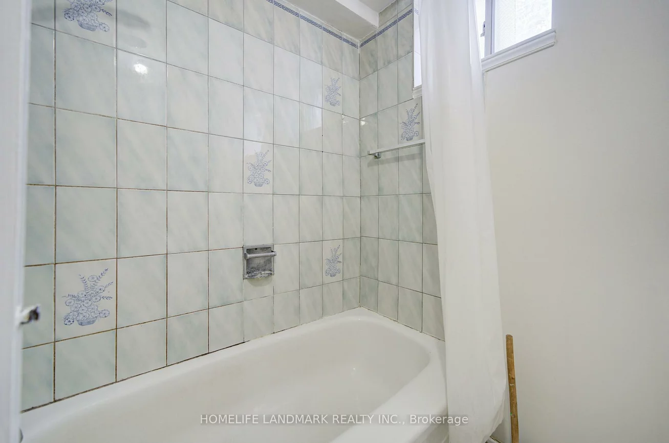 880, Shaw, Dovercourt-Wallace Emerson-Junction, Toronto