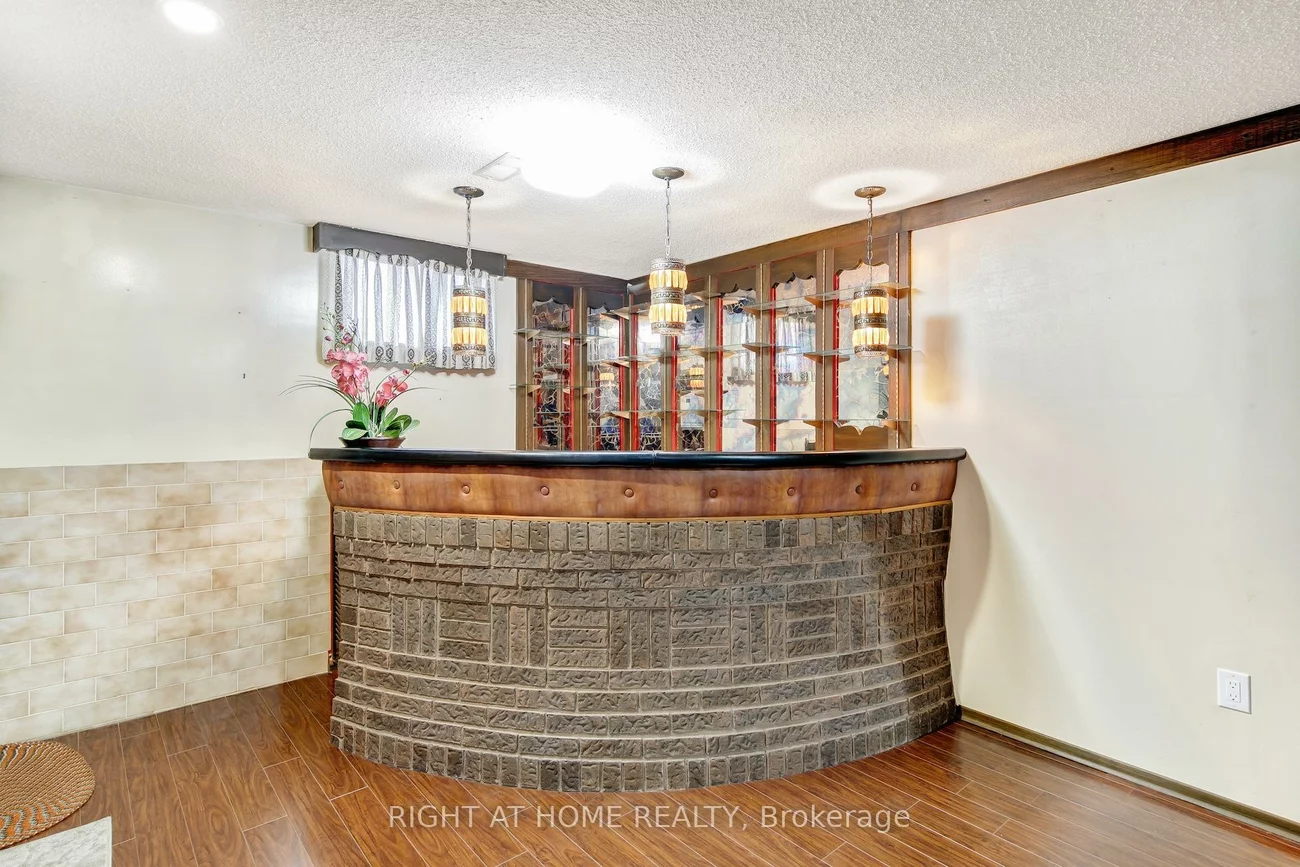 234, Maple Leaf, Rustic, Toronto