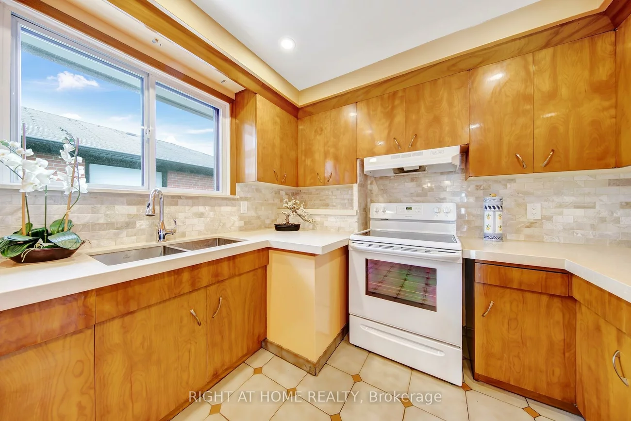 234, Maple Leaf, Rustic, Toronto