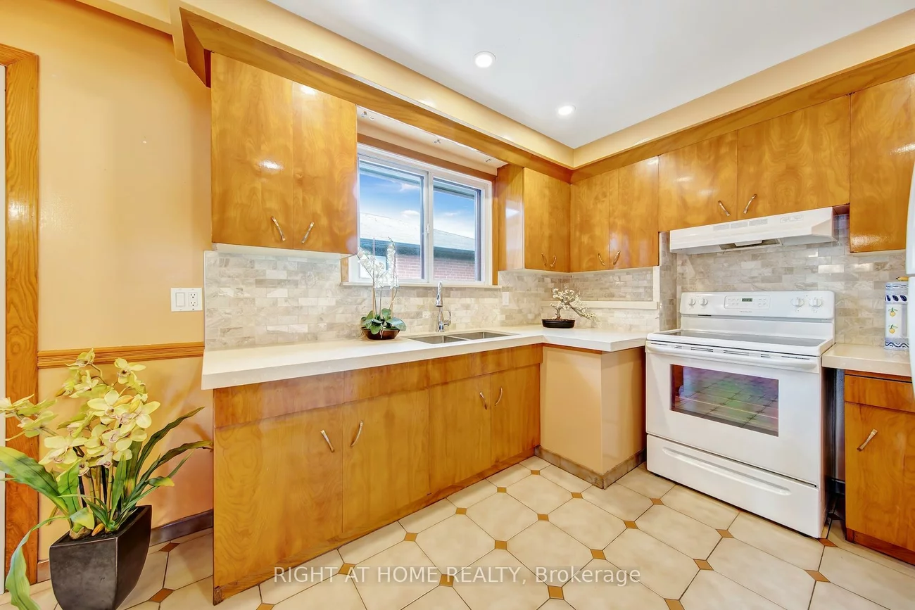 234, Maple Leaf, Rustic, Toronto