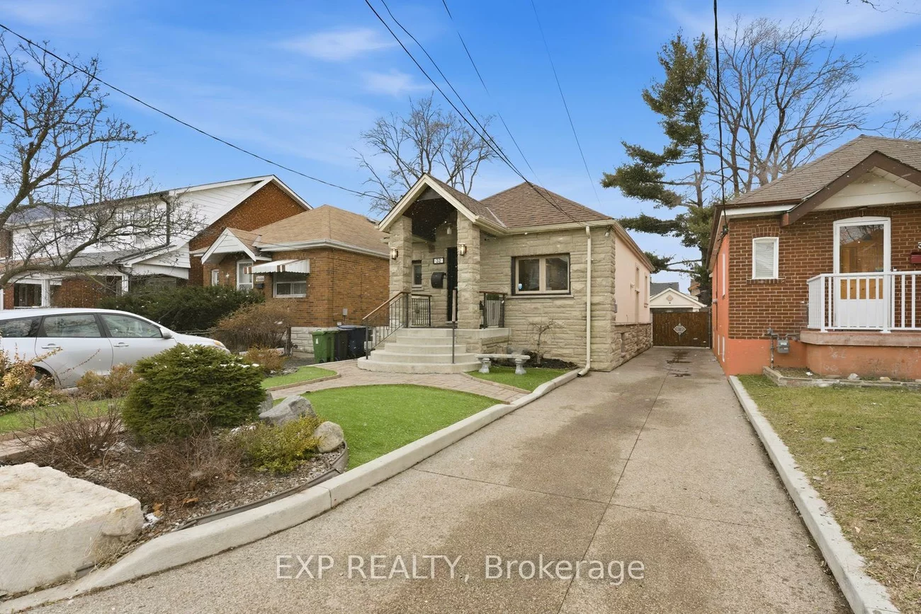 32, Victoria, Mount Dennis, Toronto