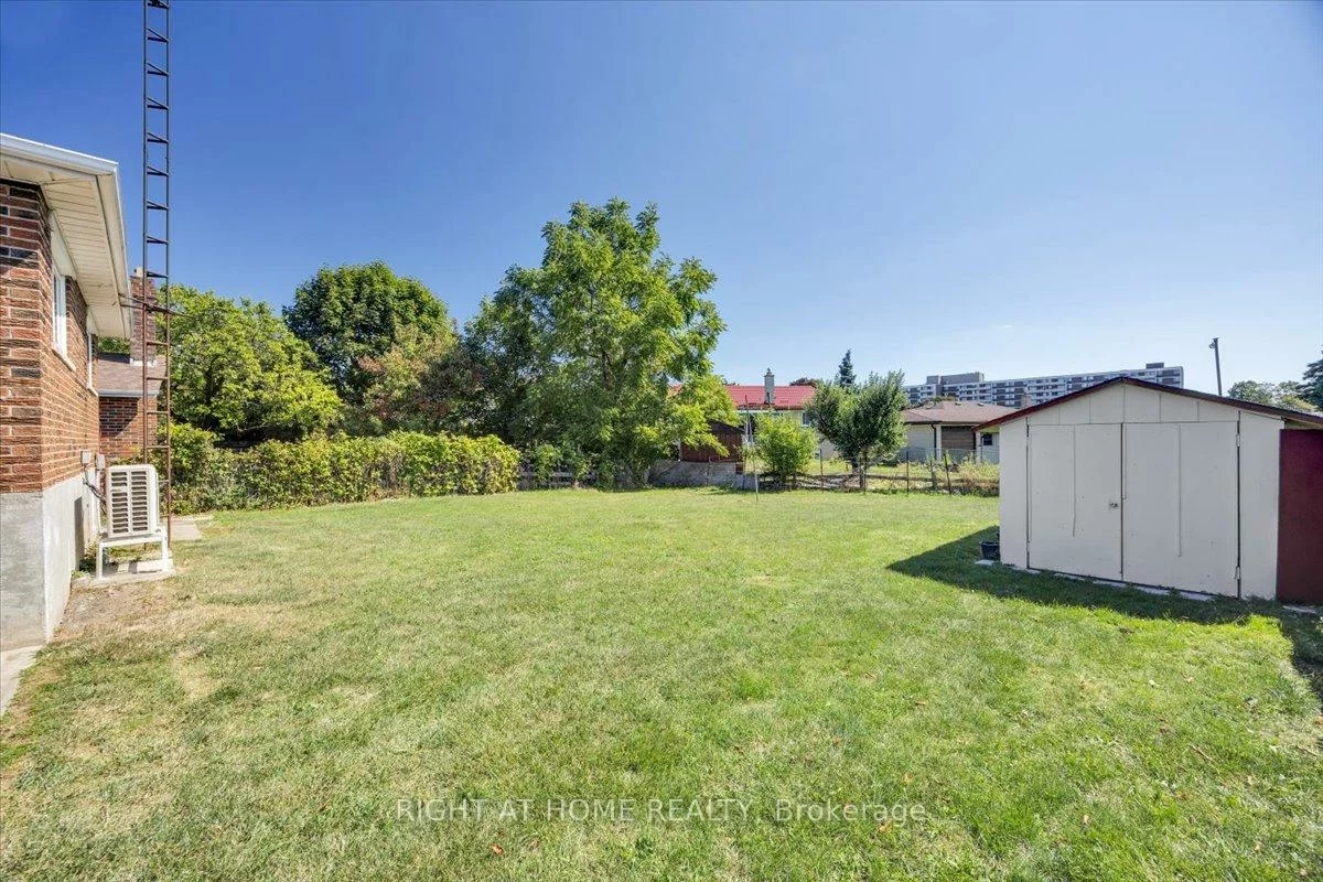 27, Villata, York University Heights, Toronto