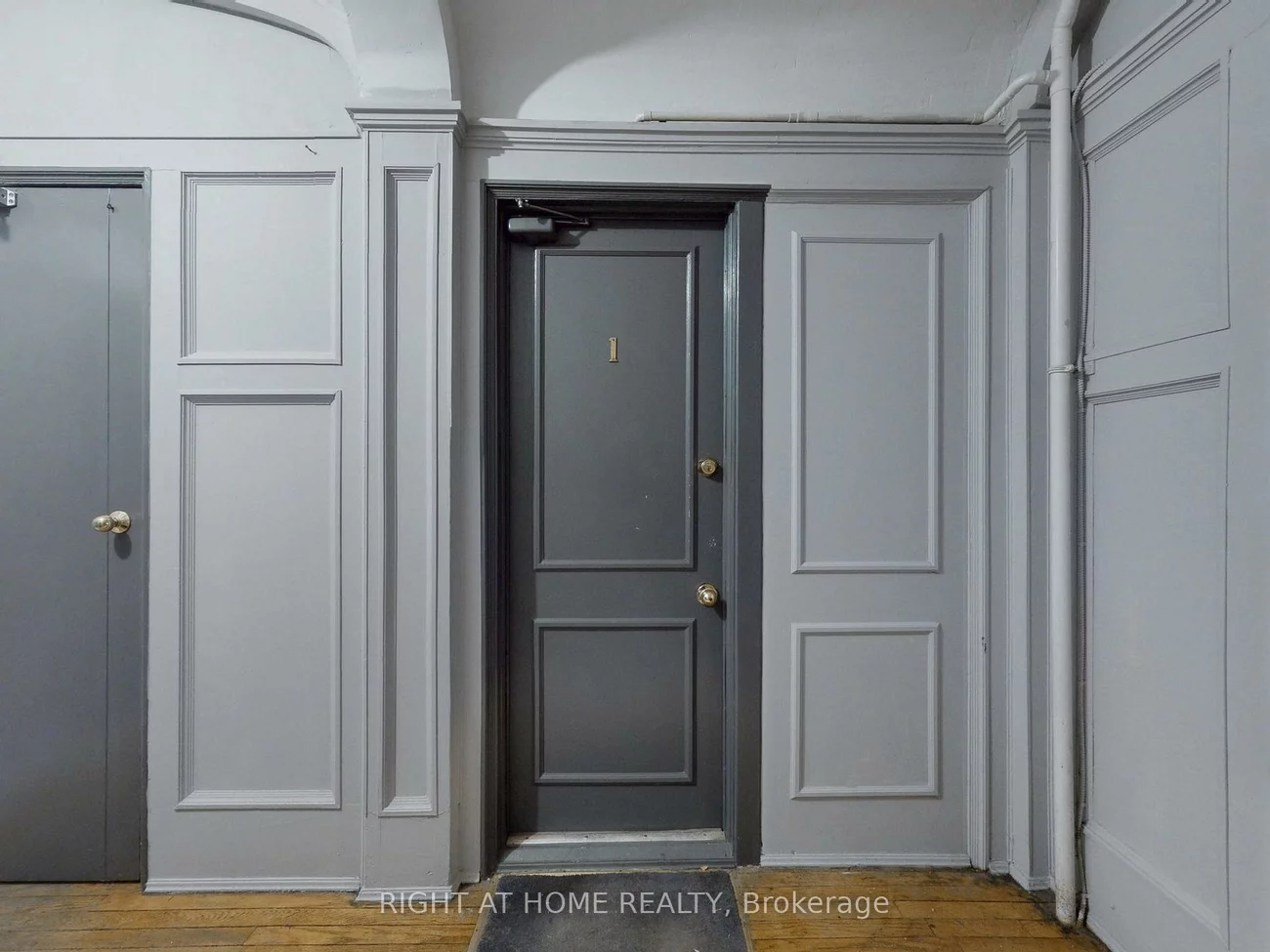 32, High Park, High Park-Swansea, Toronto