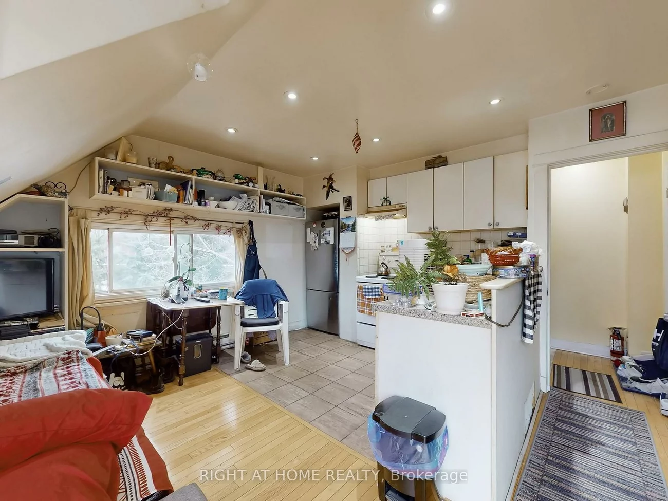 32, High Park, High Park-Swansea, Toronto