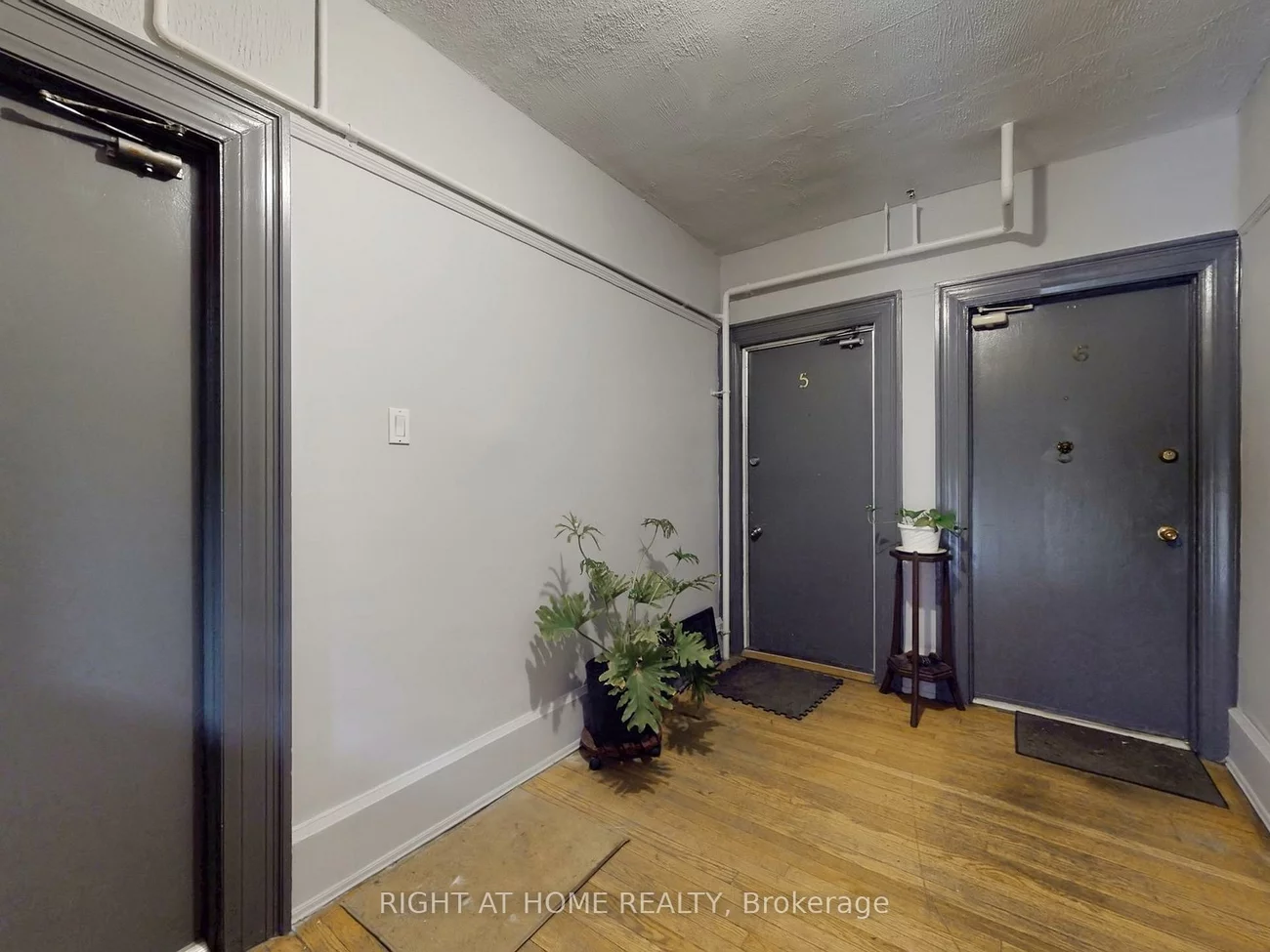 32, High Park, High Park-Swansea, Toronto