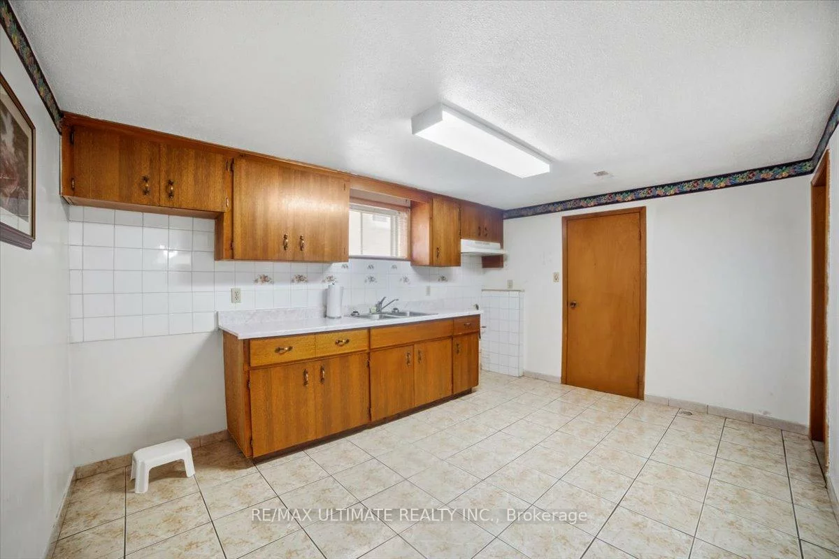 48, Savona, Alderwood, Toronto