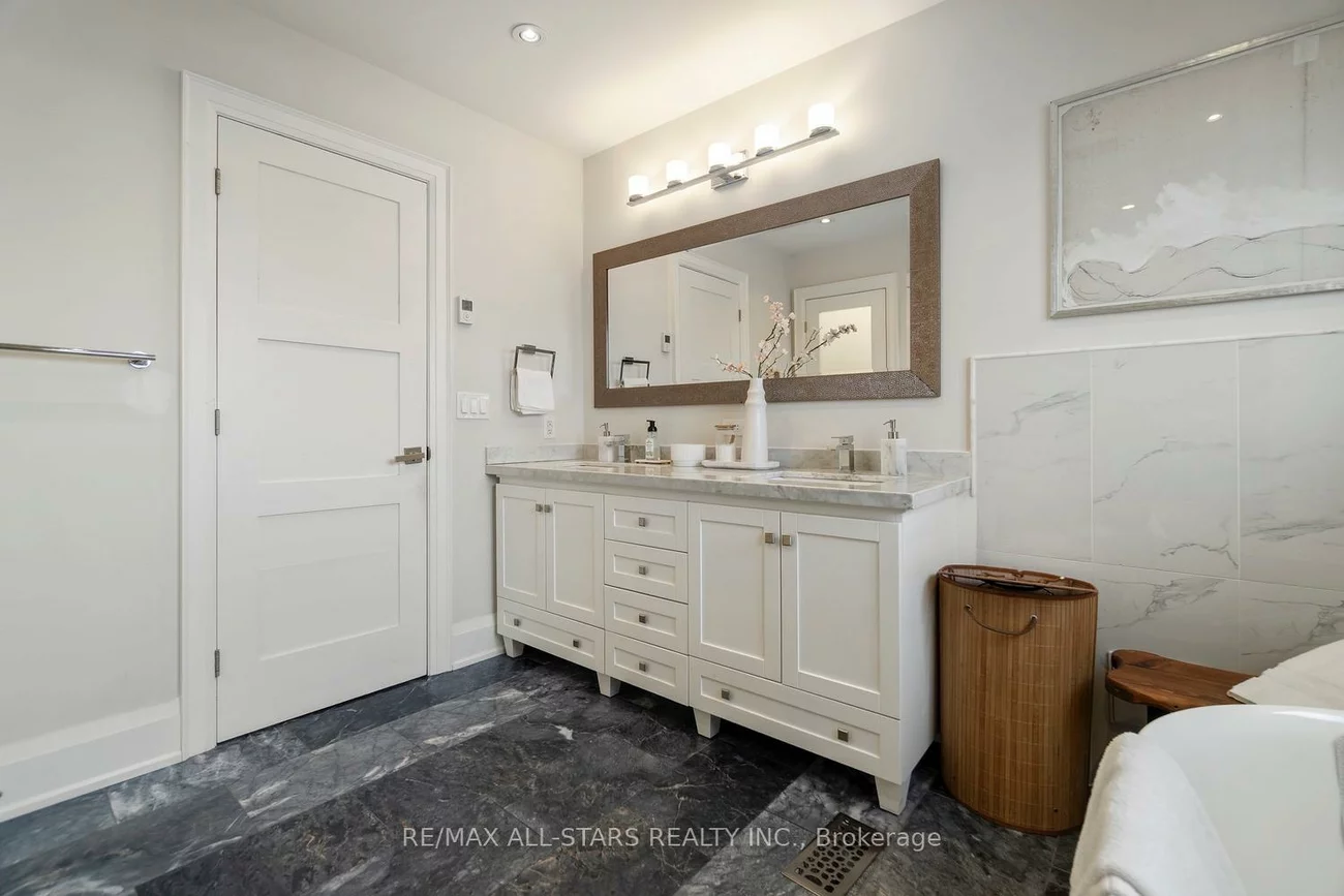 36, Athol, Stonegate-Queensway, Toronto