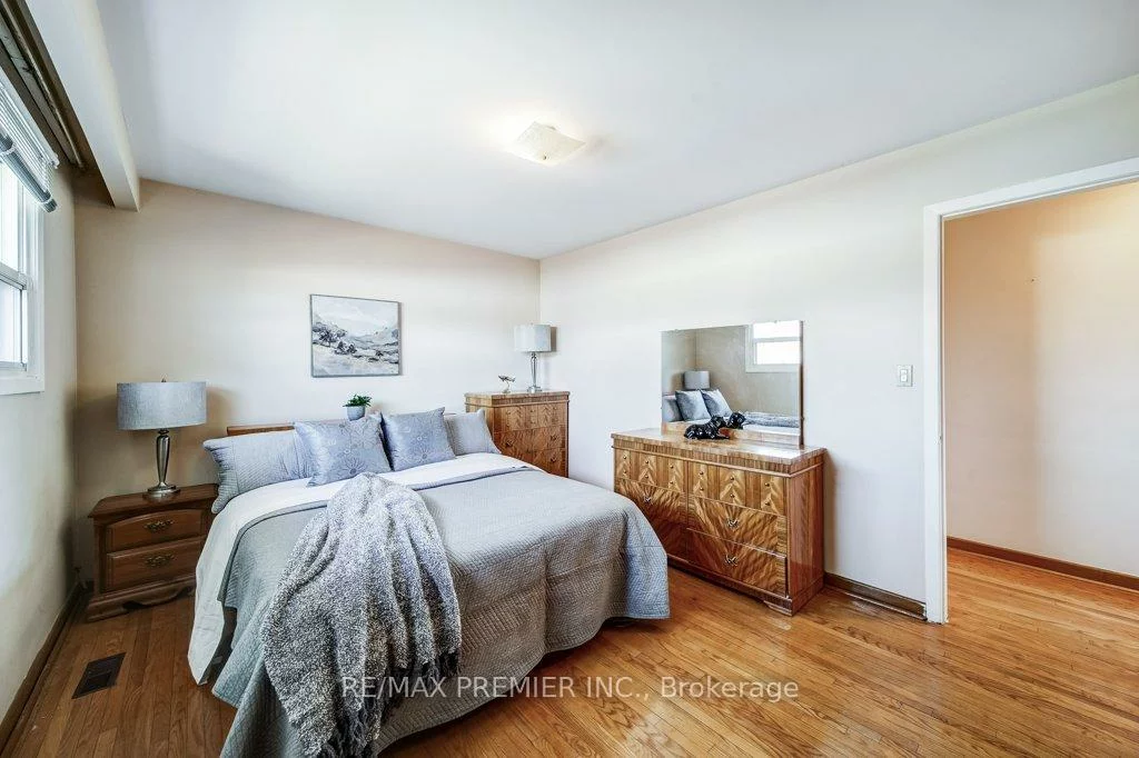 334, Rimilton, Alderwood, Toronto