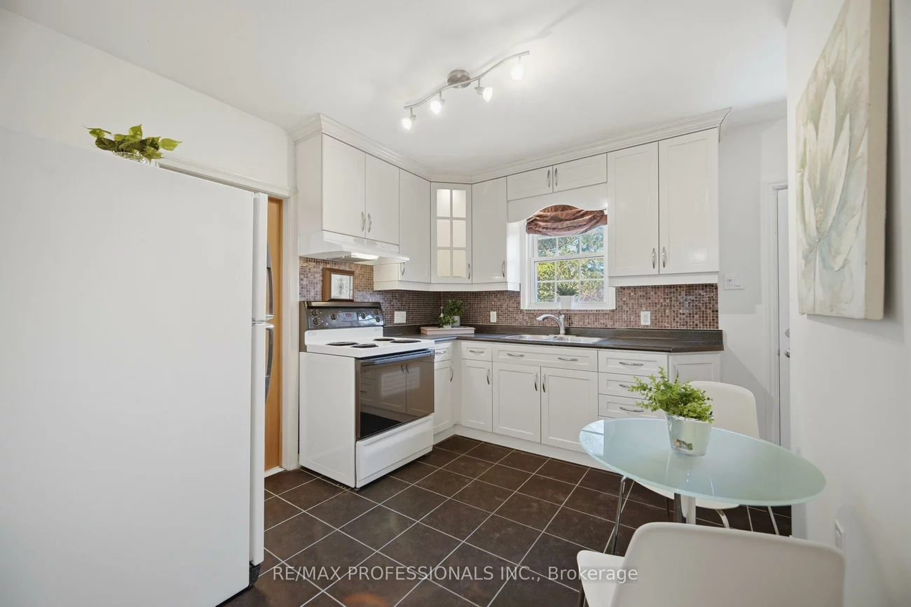 1, Loyalist, Kingsway South, Toronto