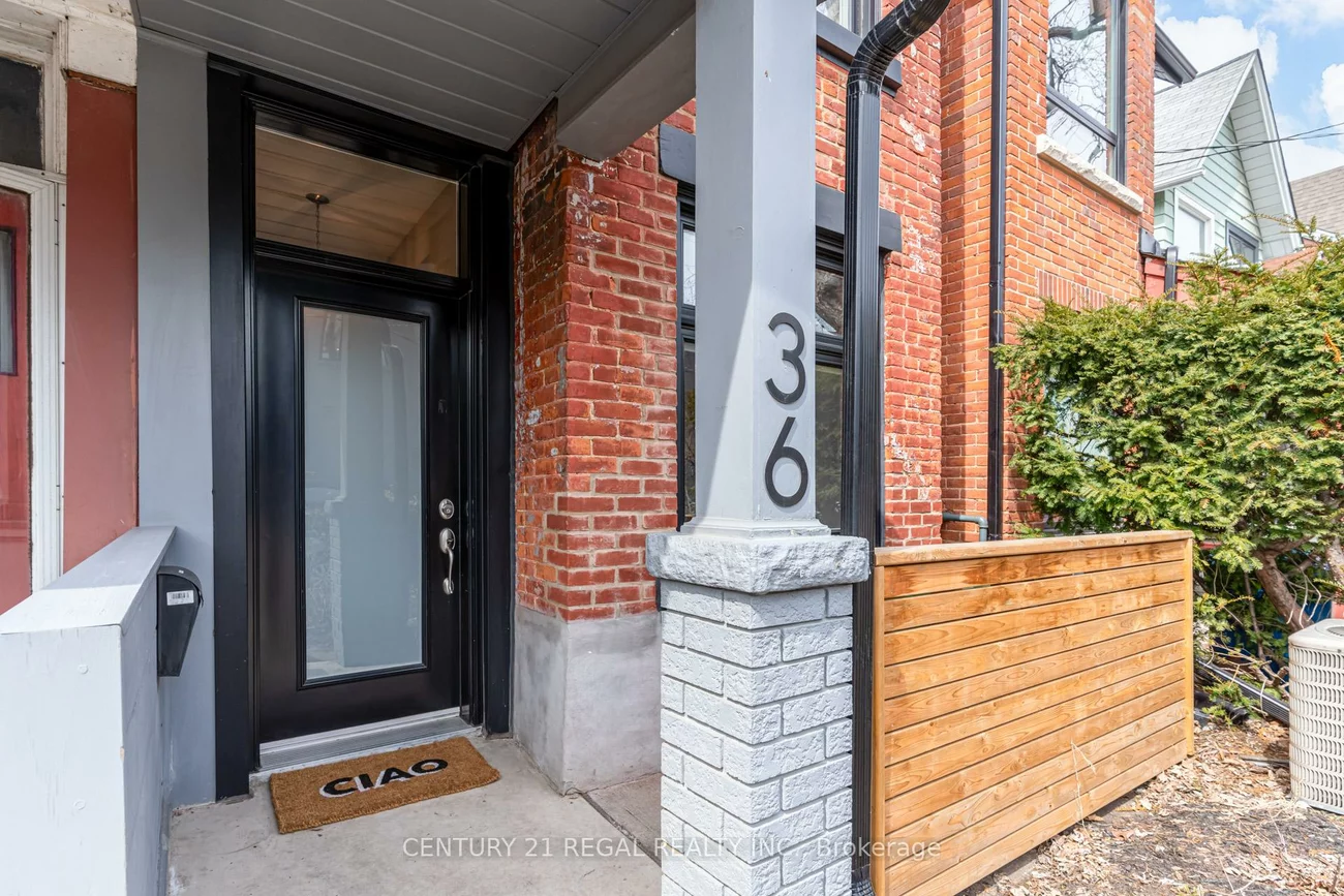 36, Golden, Roncesvalles, Toronto