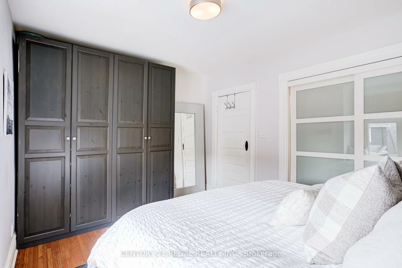 36, Golden, Roncesvalles, Toronto