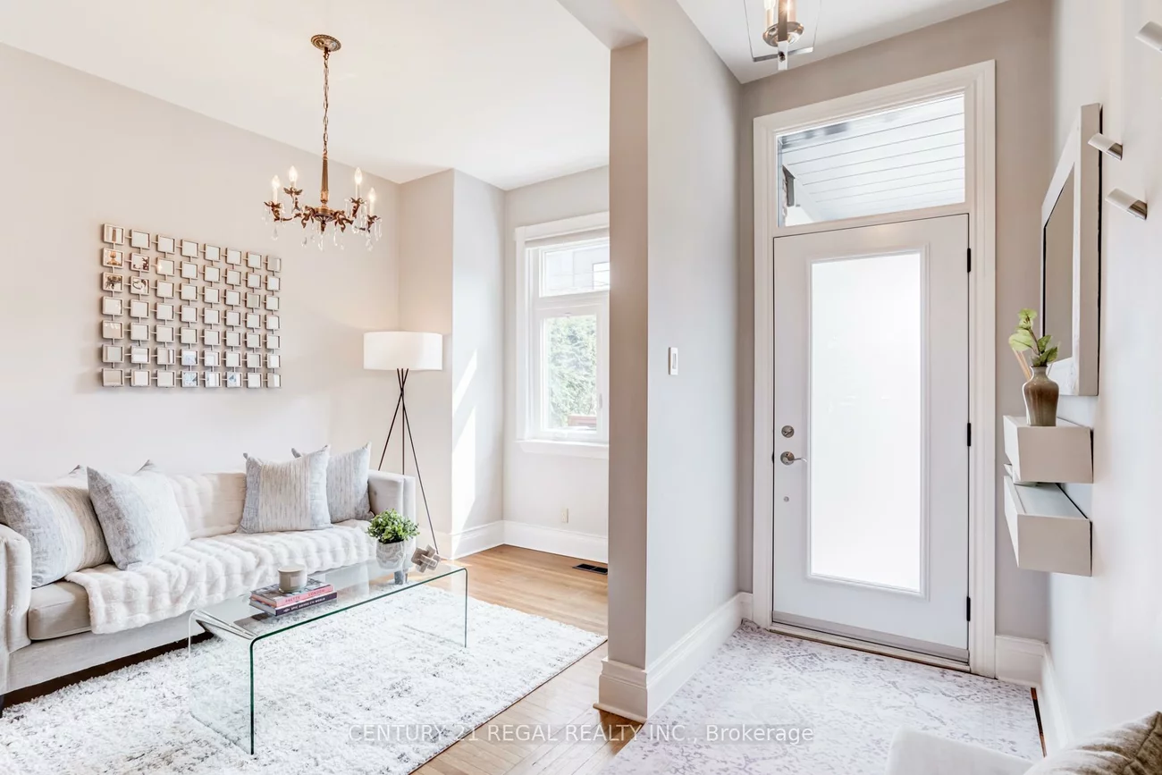 36, Golden, Roncesvalles, Toronto