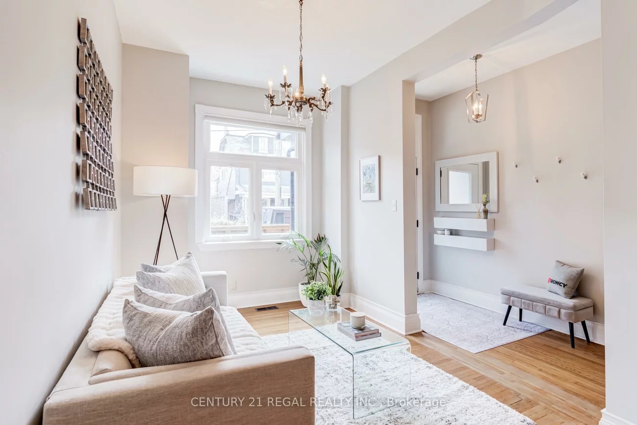 36, Golden, Roncesvalles, Toronto