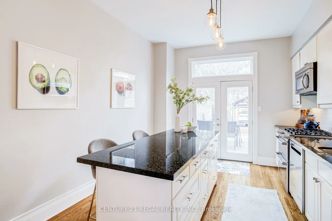 36, Golden, Roncesvalles, Toronto