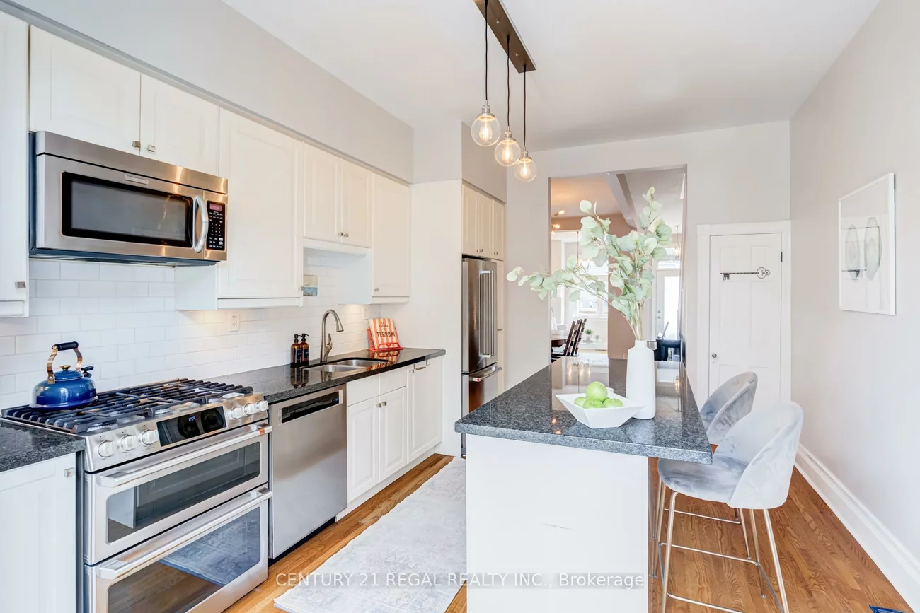 36, Golden, Roncesvalles, Toronto