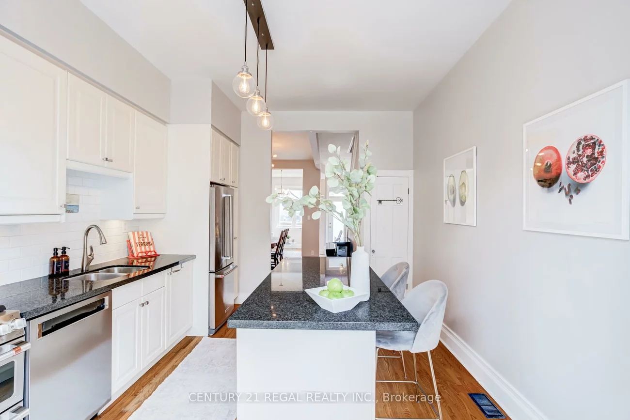 36, Golden, Roncesvalles, Toronto