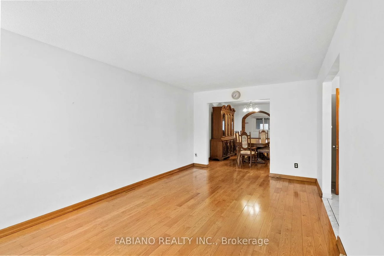 80, Cayuga, Rockcliffe-Smythe, Toronto