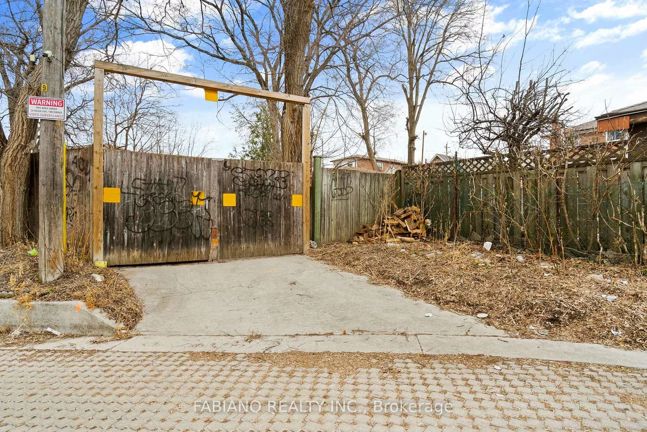 80, Cayuga, Rockcliffe-Smythe, Toronto