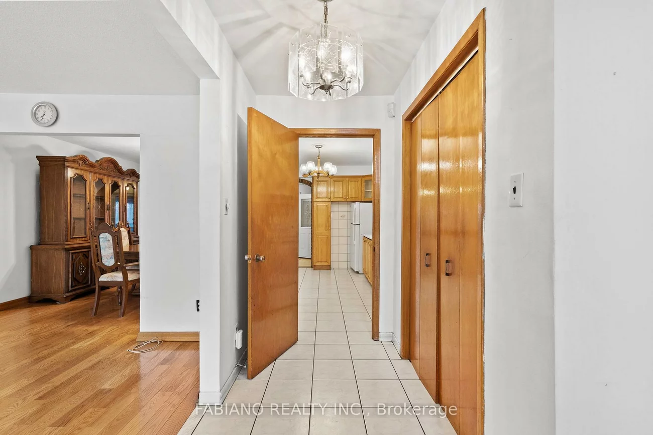 80, Cayuga, Rockcliffe-Smythe, Toronto