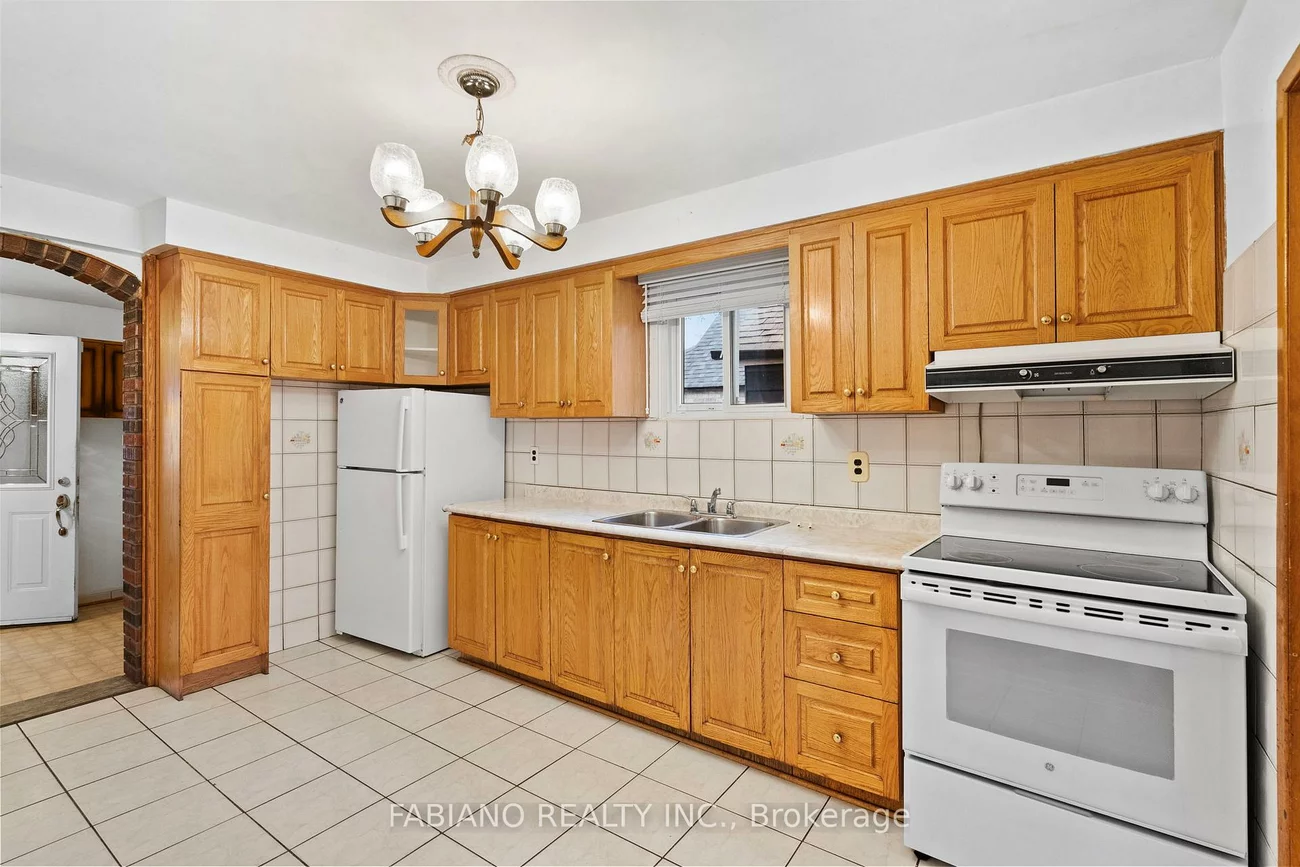 80, Cayuga, Rockcliffe-Smythe, Toronto