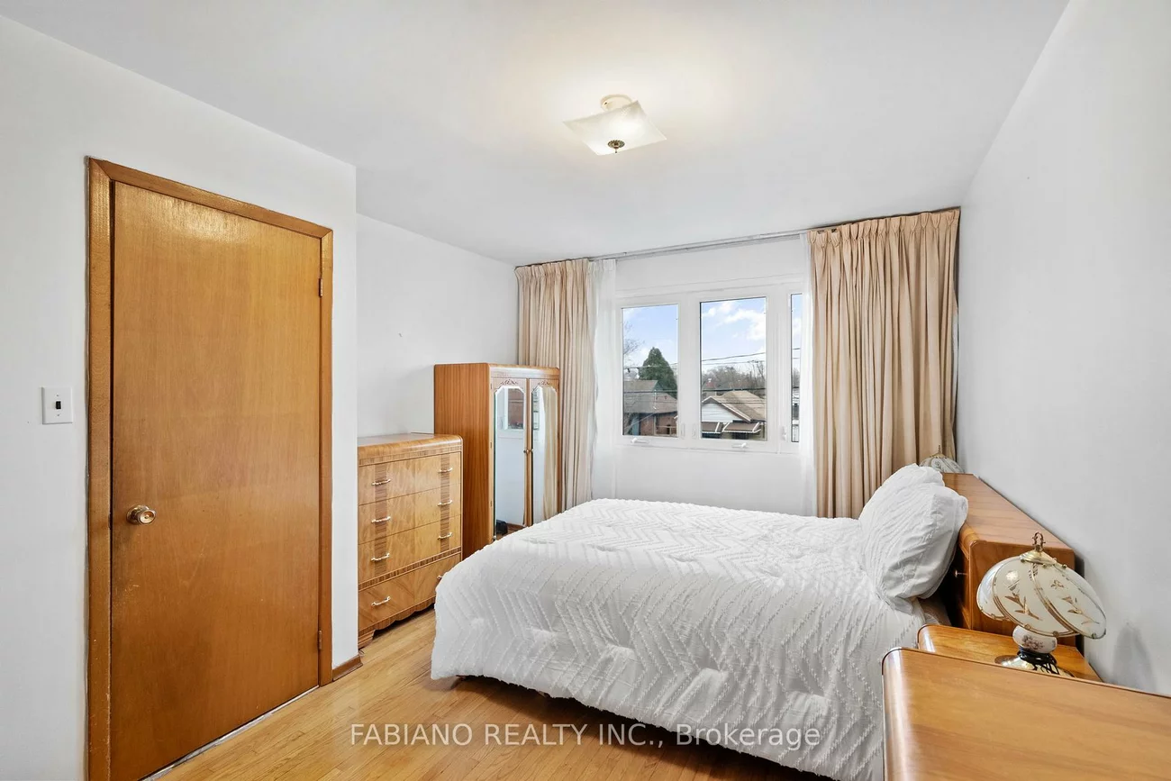 80, Cayuga, Rockcliffe-Smythe, Toronto