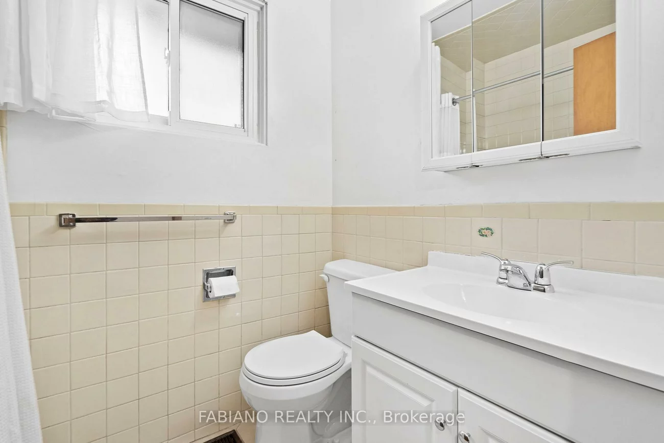 80, Cayuga, Rockcliffe-Smythe, Toronto