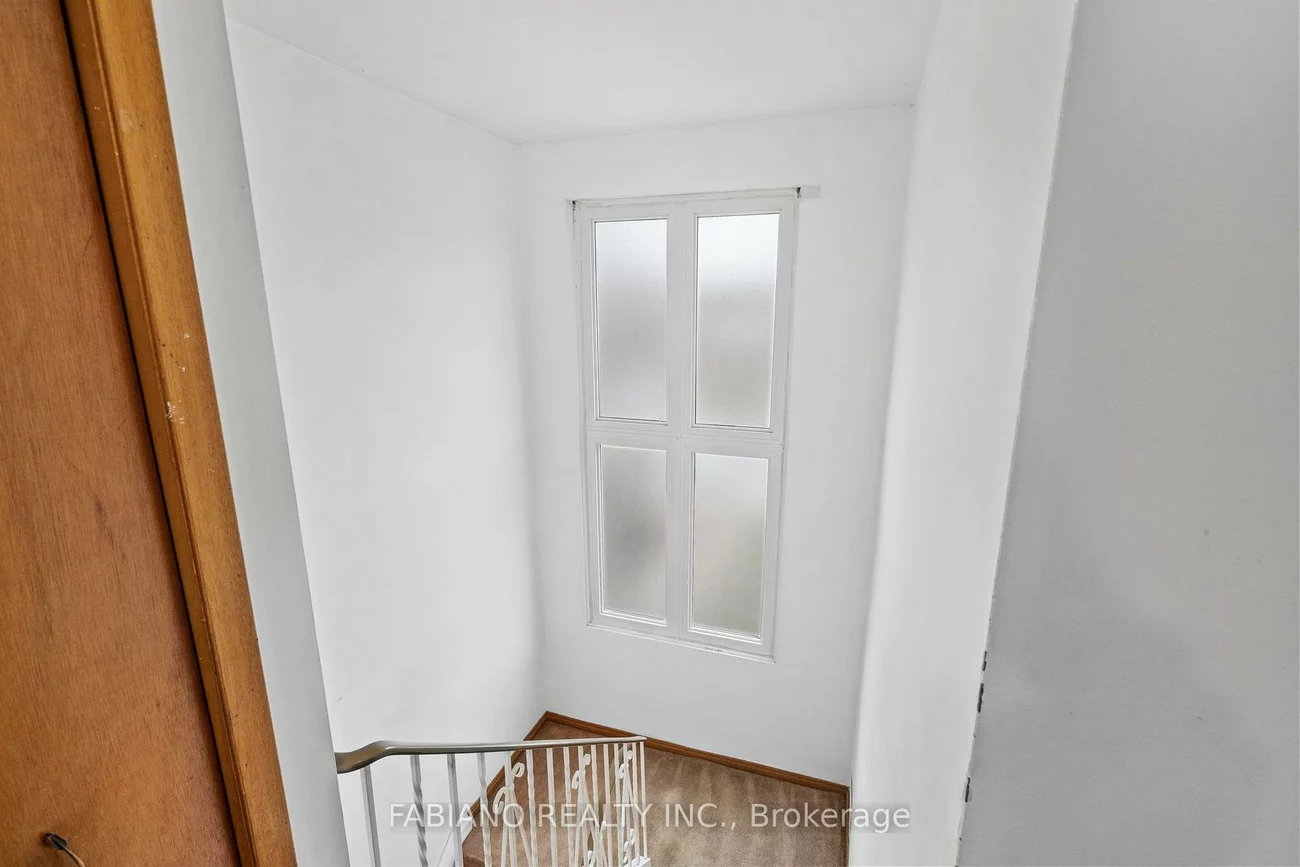 80, Cayuga, Rockcliffe-Smythe, Toronto