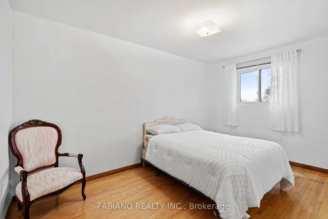 80, Cayuga, Rockcliffe-Smythe, Toronto