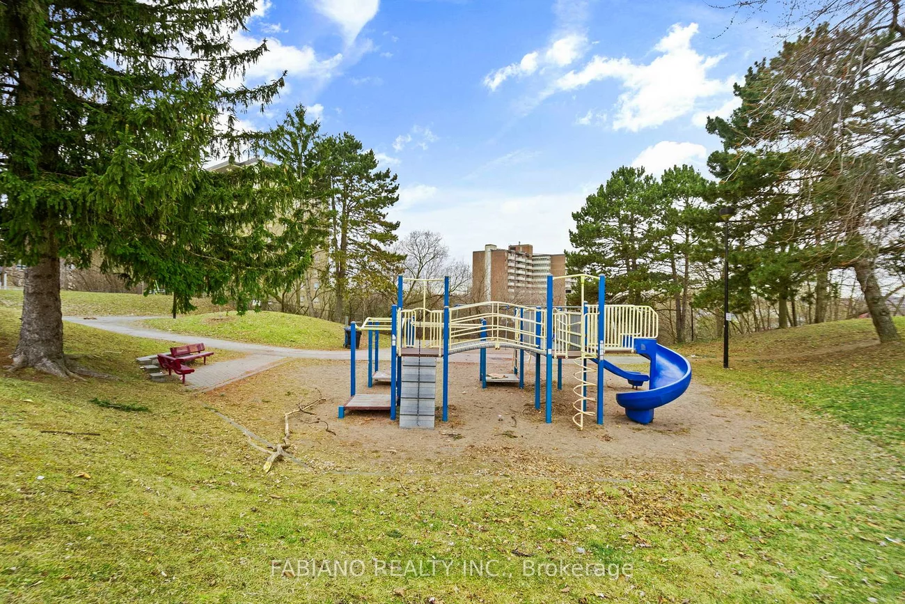 80, Cayuga, Rockcliffe-Smythe, Toronto